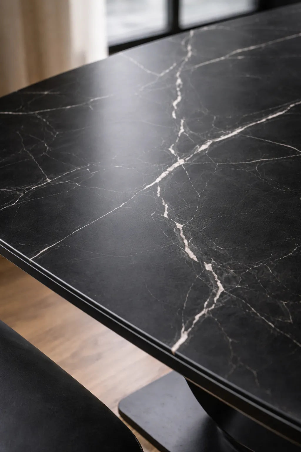 Tavolo Angel 160 cm allungabile a 240 cm, con piano in ceramica effetto marmo nero creta a e struttura nero.