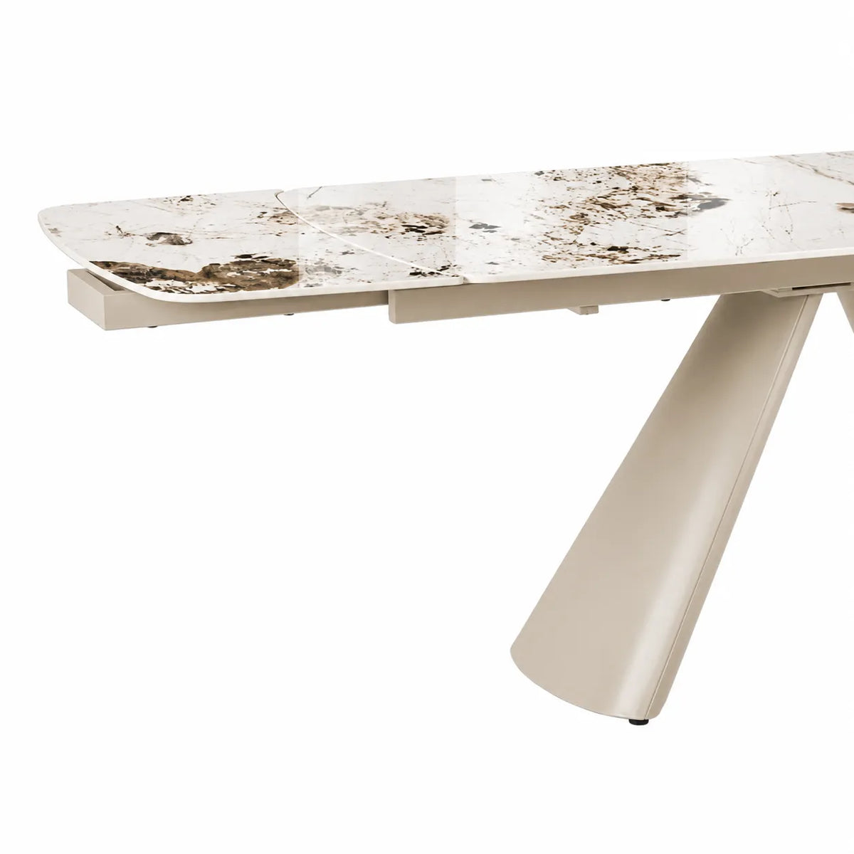 Tavolo allungabile Cupido 165/240 cm con piano in ceramica effetto Marmo Patagonia e struttura in metallo verniciato a polvere color Cashmere.