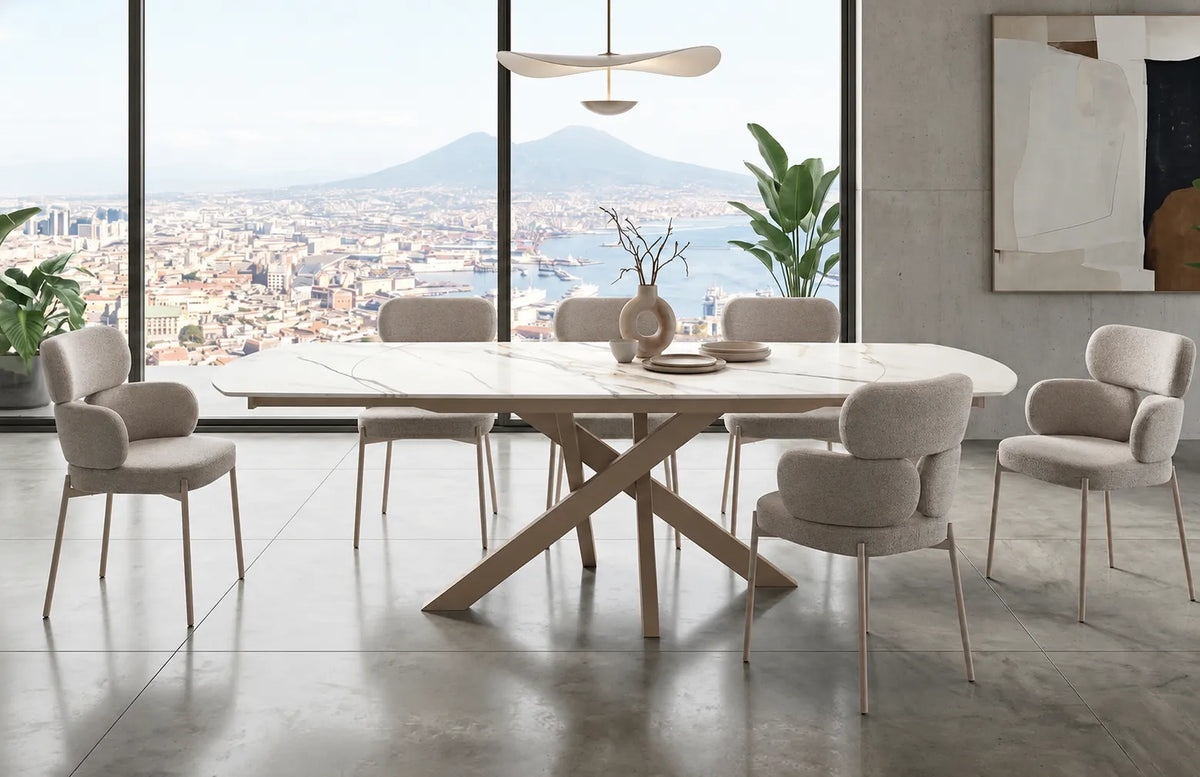 Tavolo allungabile Giove 140/200 cm con piano in ceramica effetto Marmo Oro Opaco e struttura in metallo Champagne.