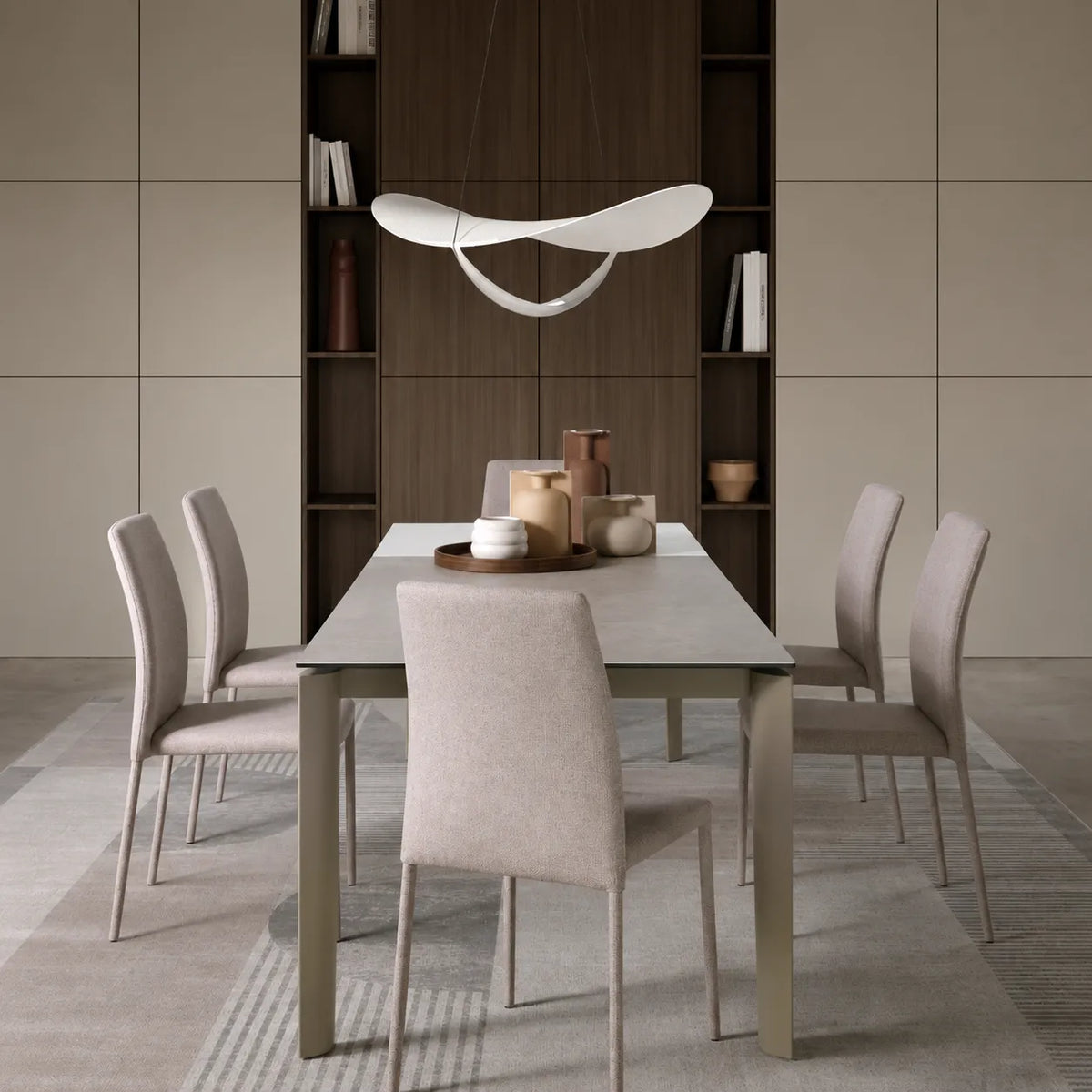 Tavolo allungabile Horus con top in ceramica effetto marmo Calacatta Oro e struttura in metallo bronzo opaco 160/240 cm