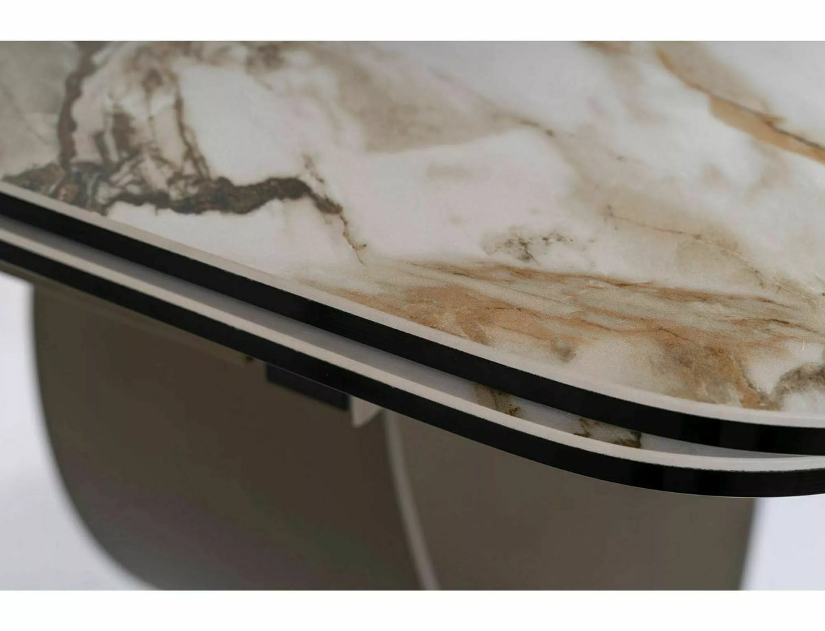 Tavolo Infinity Ceramic allungabile con top in vetroceramica marmo bianco e struttura in metallo oro opaco