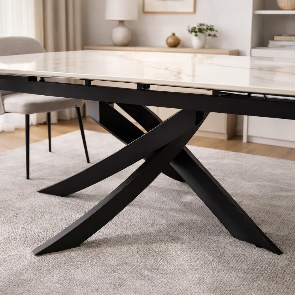Tavolo New Moon allungabile con piano in ceramica effetto marmo bianco venato e base in metallo nero design moderno