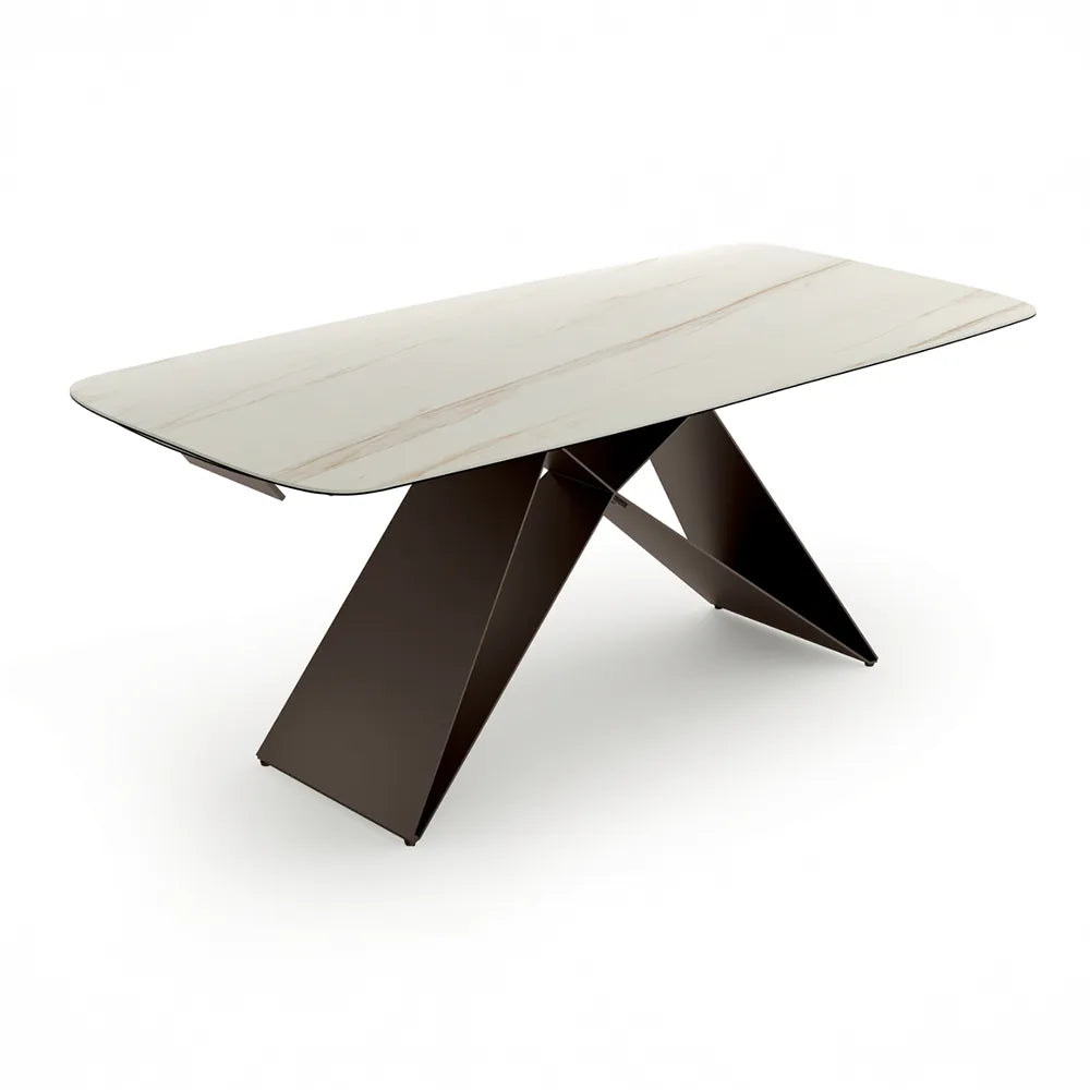 Tavolo Thanos X allungabile con piano in ceramica effetto marmo Calacatta Oro e struttura in metallo bronzo