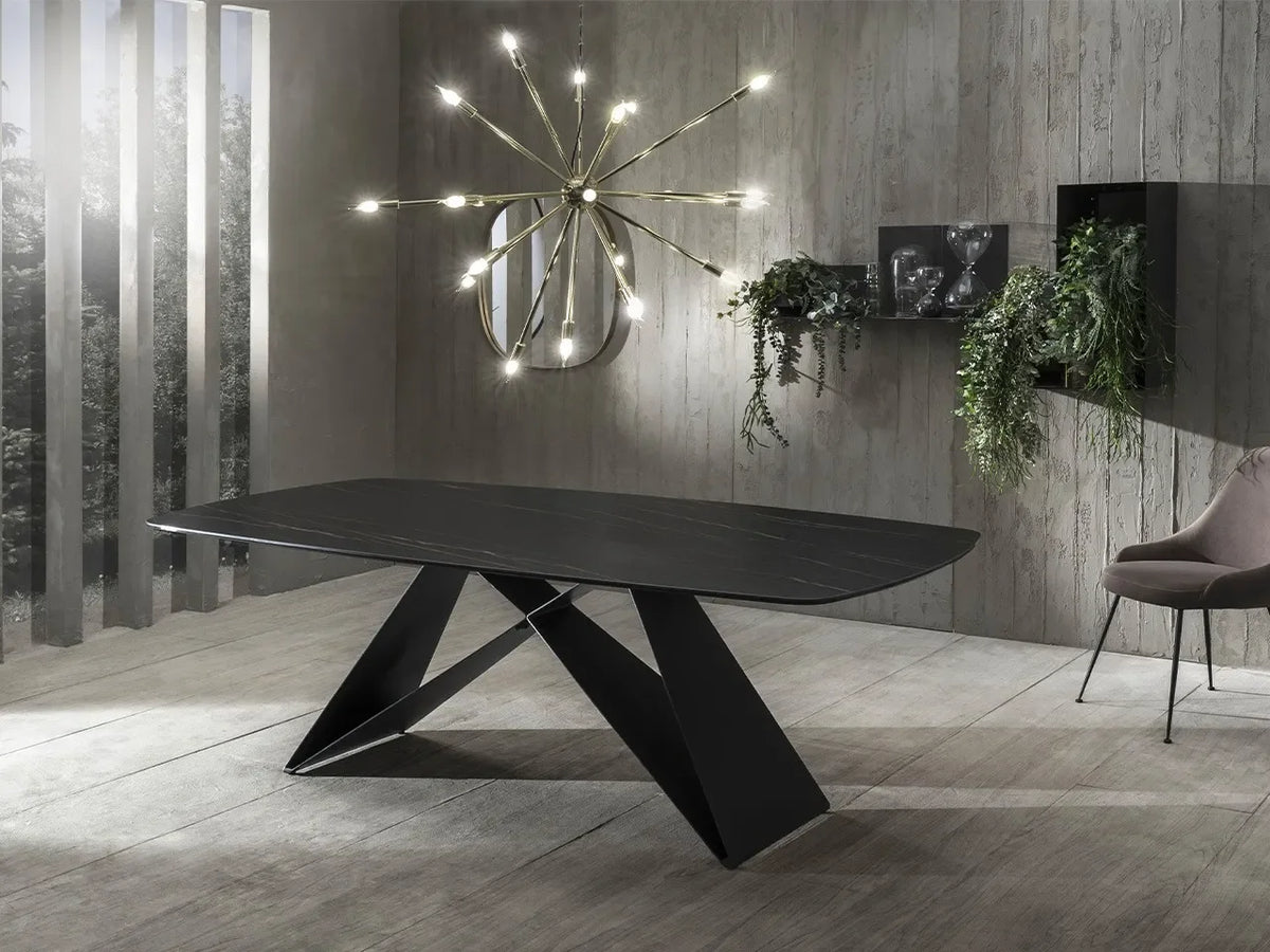 Tavolo Thanos X allungabile con piano in ceramica effetto marmo Portoro e struttura in metallo nero