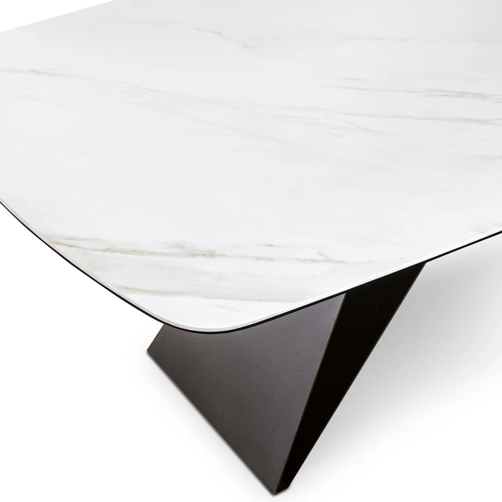 Tavolo Thanos X allungabile con piano in ceramica effetto marmo Calacatta Oro e struttura in metallo bronzo
