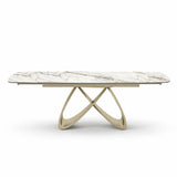 Tavolo Wings allungabile in ceramica effetto marmo calacatta con base intrecciata color champagne