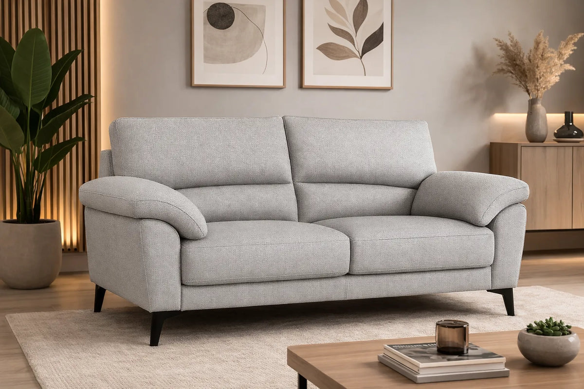Divano Mira in tessuto lavabile con struttura in legno massello e piedini in metallo, design italiano elegante e moderno.