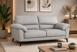 Divano Mira in tessuto lavabile con struttura in legno massello e piedini in metallo, design italiano elegante e moderno.