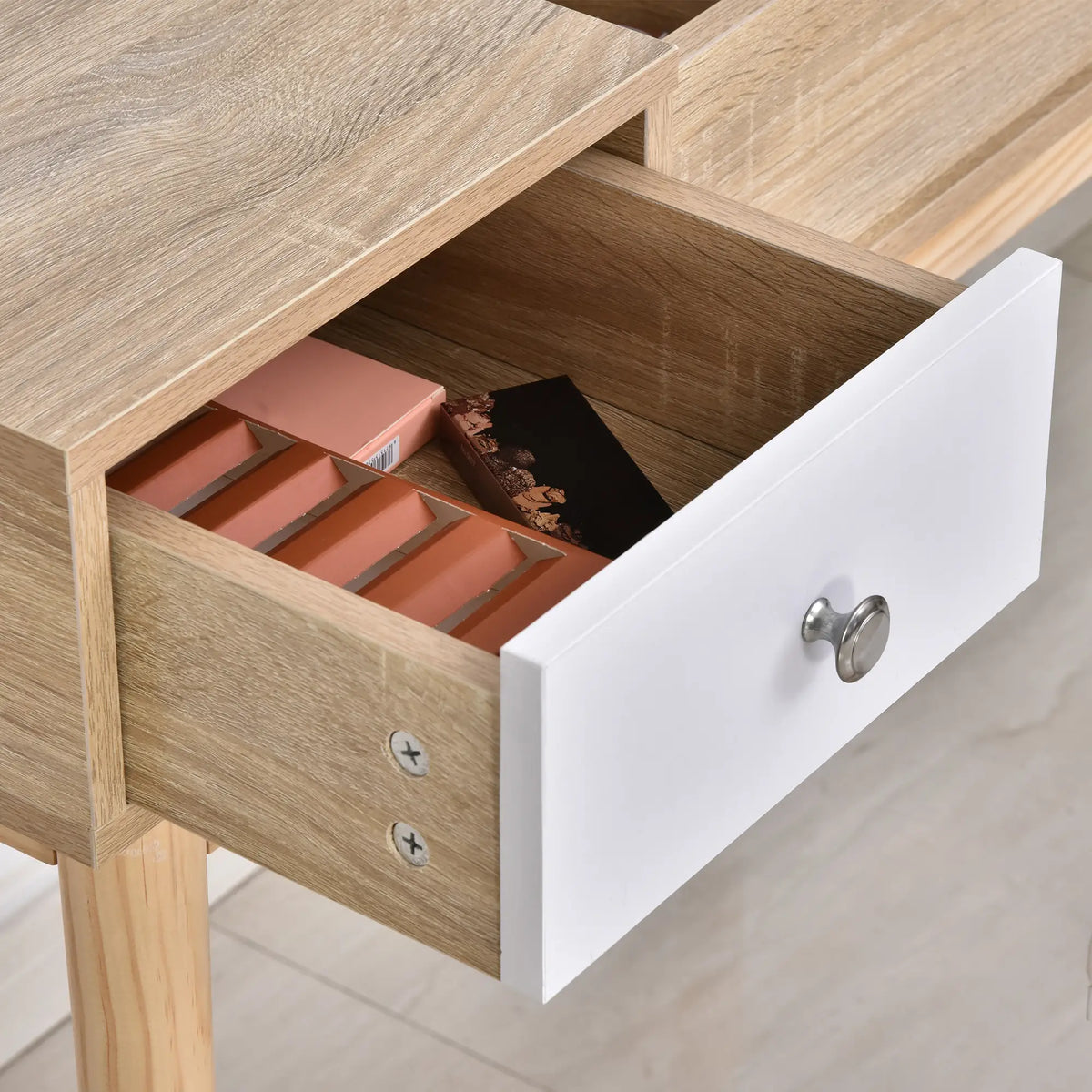 Toeletta  color legno con specchio estraibile, 2 cassetti, organizer per gioielli e sgabello imbottito, ideale per postazione trucco moderna.