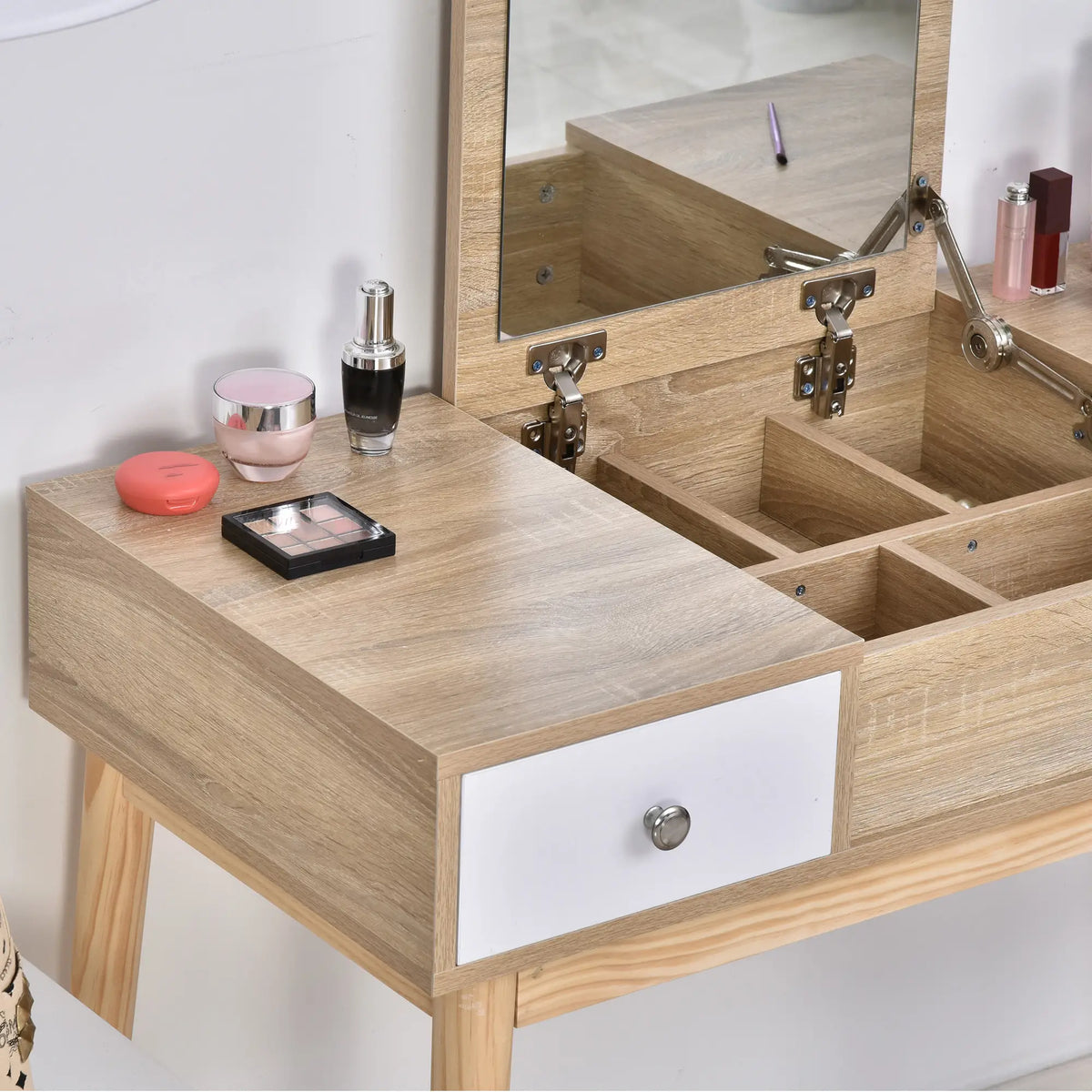 Toeletta color legno con specchio estraibile, 2 cassetti, organizer per gioielli e sgabello imbottito, ideale per postazione trucco moderna.